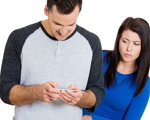 اگر به همسرتان و گوشی تلفن همراهش شک دارید بخوانید/آیا چک کردن گوشی همسر جرم است؟