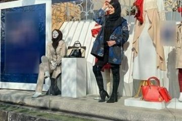 حضور خانم مانکن زنده در ویترین فروشگاه / مشهد ! + عکس