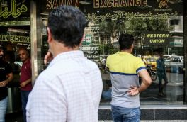 دلالان در تب و تاب فروش ارز/ صرافی‌ها رونق گرفتند