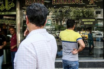 دلالان در تب و تاب فروش ارز/ صرافی‌ها رونق گرفتند