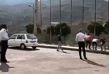 بشین پاشو دادن مأموران راهور به چند جوان در جاده چالوس! + فیلم