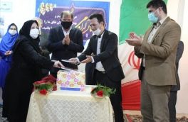 استاد دانشگاه مازندرانی کتاب خود را به معلم پیشکسوت آستارایی اهدا کرد