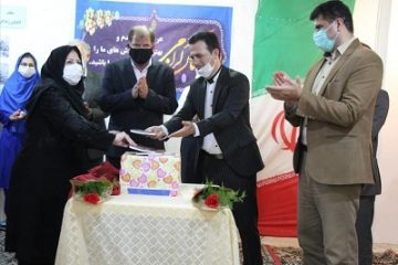 استاد دانشگاه مازندرانی کتاب خود را به معلم پیشکسوت آستارایی اهدا کرد