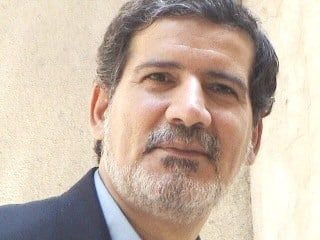 مادری در زیر باران فریاد می زند