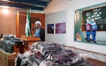 موقوفات مازندران در خدمت علم و دانش / اهدای بسته‌های تحصیلی با دانش‌آموزان کم‌برخوردار
