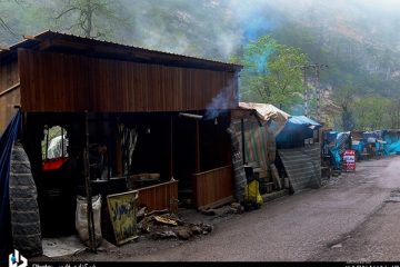 اقدام قاطع و راهبردی اداره راهداری شهرستان نور در خصوص ساماندهی دکه های روبروی آبشار آب پری
