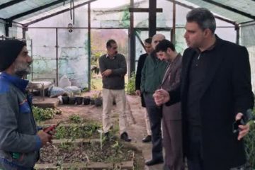 بازدید رئیس دانشگاه آزاد اسلامی واحد نور از گلخانه دانشگاه و تأکید بر حرکت به‌سوی درآمدهای غیرشهریه‌ای