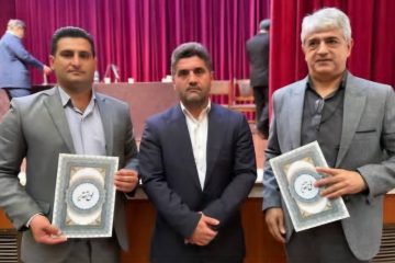 تجلیل از دو کارمند نمونه شهرداری نور در میان کارکنان برتر دستگاه‌های اجرایی